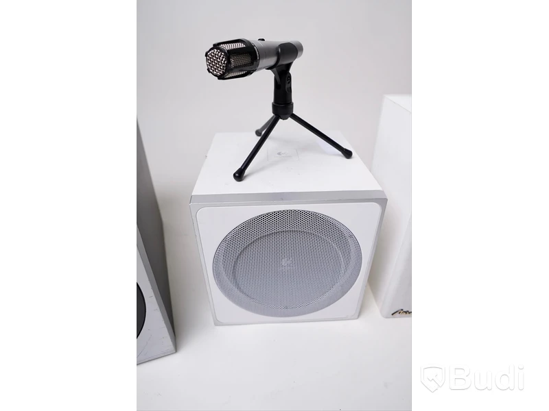 Diverse högtalare och subwoofers samt mikrofon