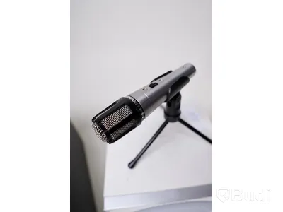 Diverse högtalare och subwoofers samt mikrofon