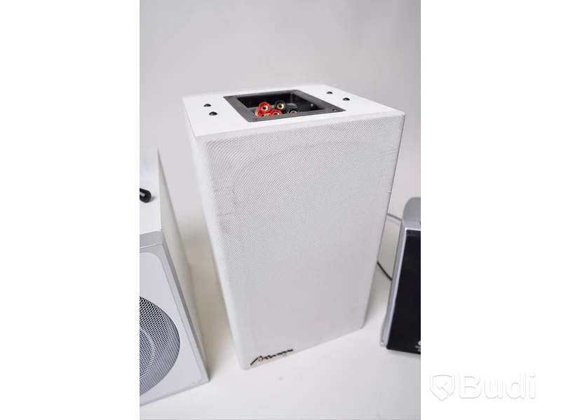 Diverse högtalare och subwoofers samt mikrofon