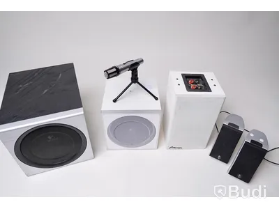 Diverse högtalare och subwoofers samt mikrofon