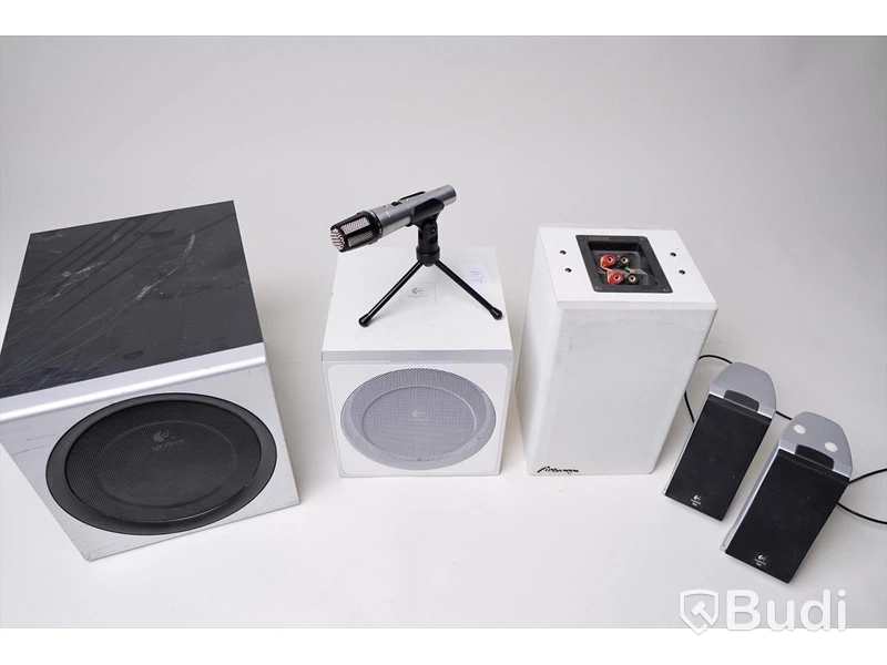 Diverse högtalare och subwoofers samt mikrofon
