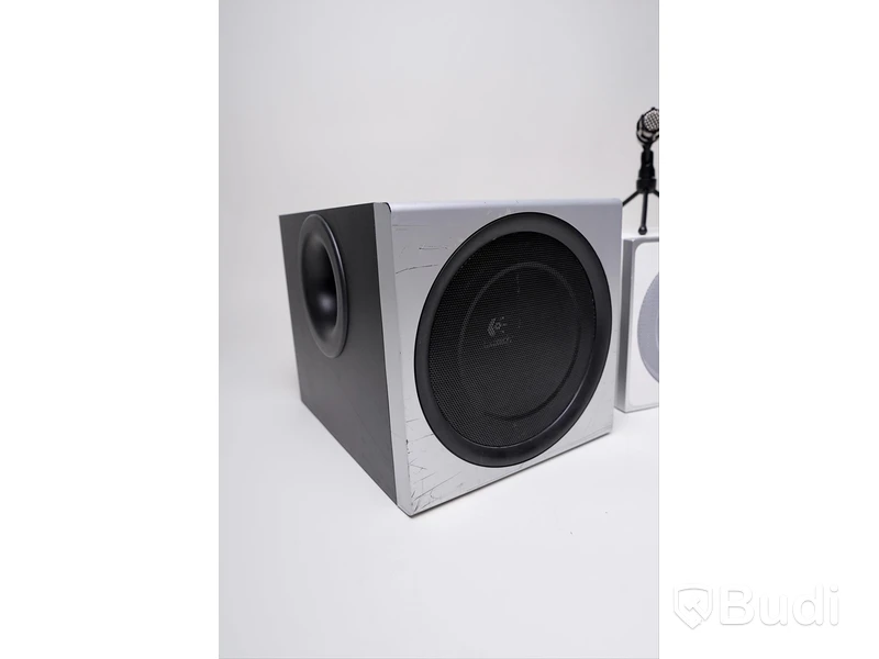 Diverse högtalare och subwoofers samt mikrofon