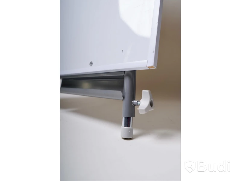 Whiteboardtavla med ställ och fäste för papper