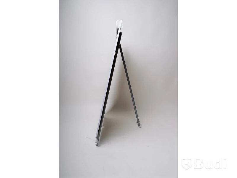 Whiteboardtavla med ställ och fäste för papper