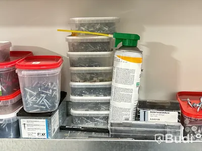 Hyllor med innehåll