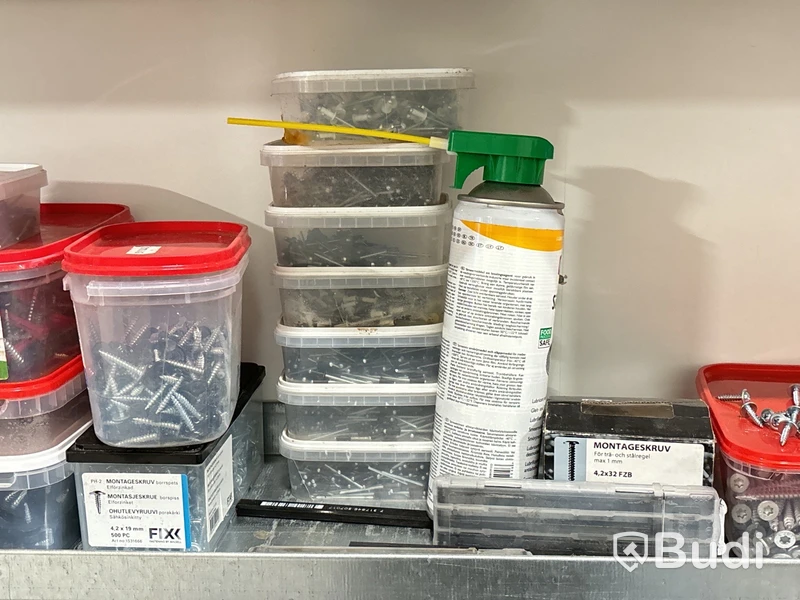Hyllor med innehåll