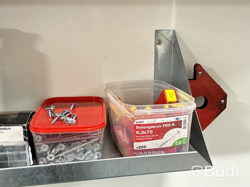 Hyllor med innehåll