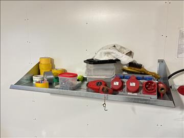 Hyllor med innehåll
