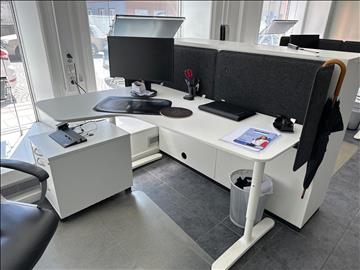 Elektriskt höj- och sänkbart skrivbord inkl. hurts. 160 cm bredd
