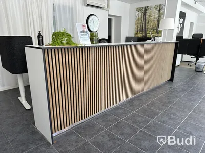 Receptionsdisk ca 360 cm bred, i två sektioner med förvaring på insidan