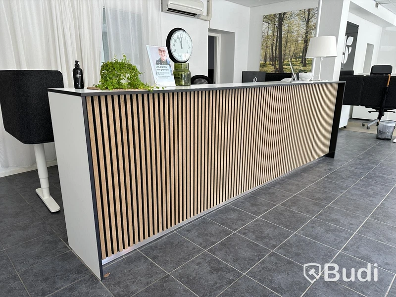 Receptionsdisk ca 360 cm bred, i två sektioner med förvaring på insidan