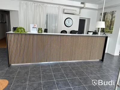 Receptionsdisk ca 360 cm bred, i två sektioner med förvaring på insidan