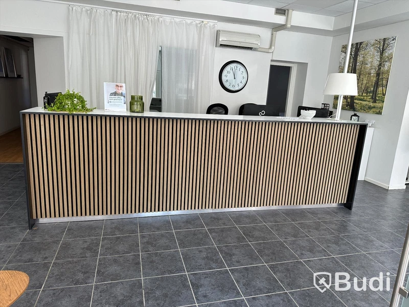 Receptionsdisk ca 360 cm bred, i två sektioner med förvaring på insidan