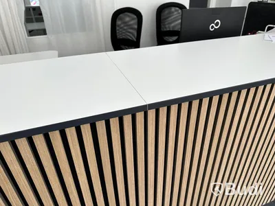 Receptionsdisk ca 360 cm bred, i två sektioner med förvaring på insidan