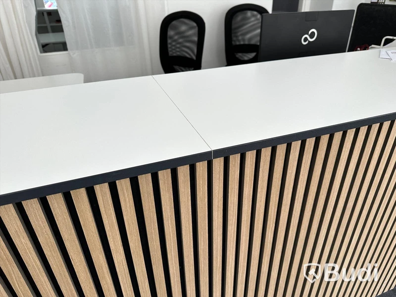 Receptionsdisk ca 360 cm bred, i två sektioner med förvaring på insidan