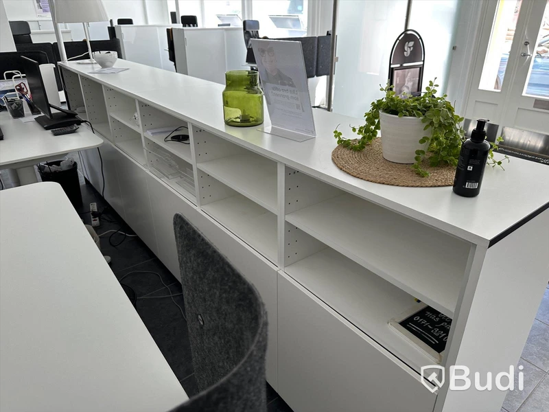 Receptionsdisk ca 360 cm bred, i två sektioner med förvaring på insidan