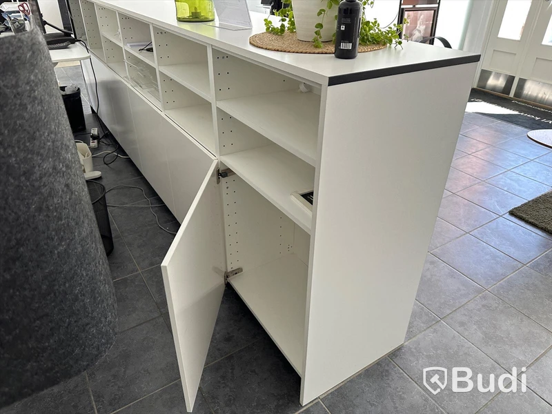 Receptionsdisk ca 360 cm bred, i två sektioner med förvaring på insidan