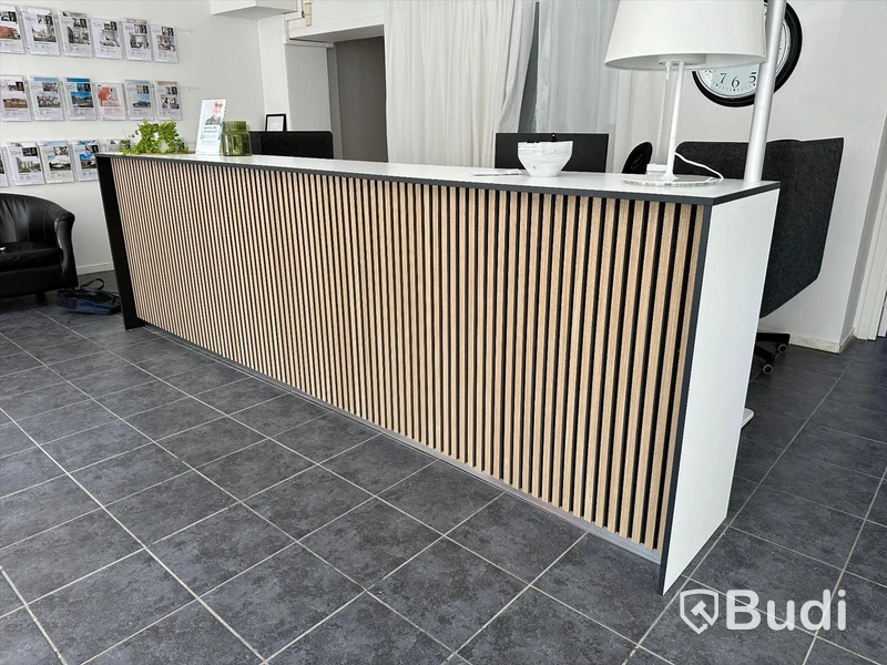 Receptionsdisk ca 360 cm bred, i två sektioner med förvaring på insidan