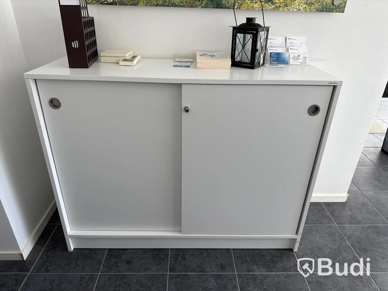 Förvaringsmöbel med skjutdörrar, Lanab Design, saknar nyckel. Bredd 120 cm, djup 40 cm