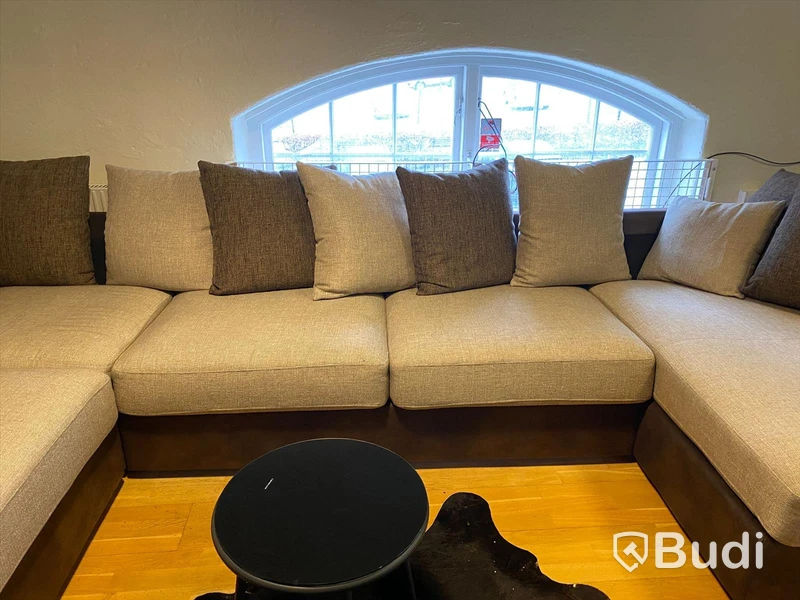 Soffa - u-form i delar B 385 D höger 160 D vänster 240 med diverse kuddar