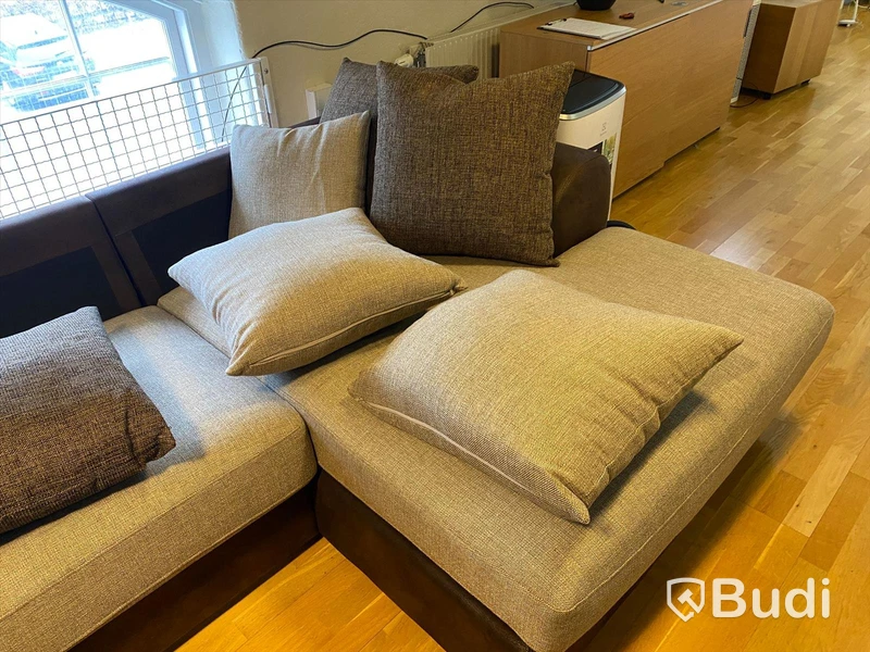 Soffa - u-form i delar B 385 D höger 160 D vänster 240 med diverse kuddar