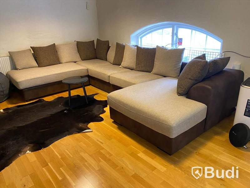 Soffa - u-form i delar B 385 D höger 160 D vänster 240 med diverse kuddar