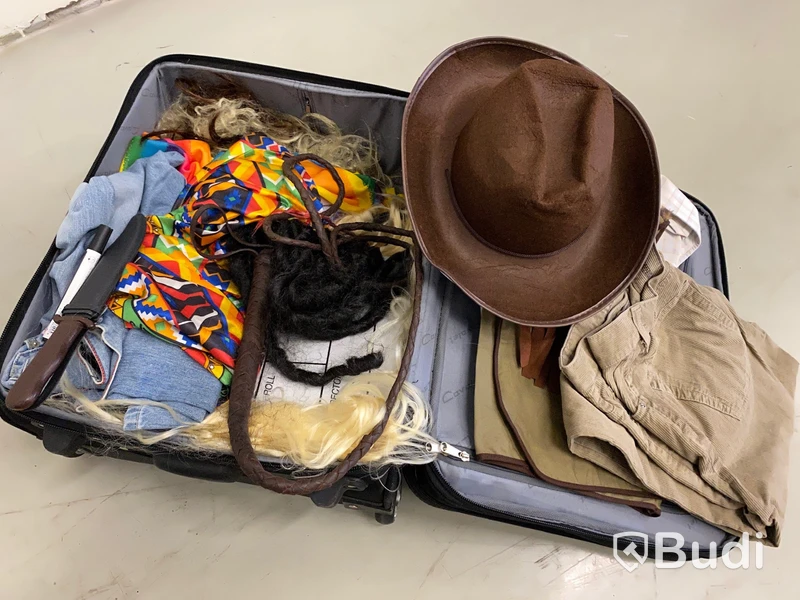 Tema Indiana Jones, Resväska Cavalet med maskeradkläder