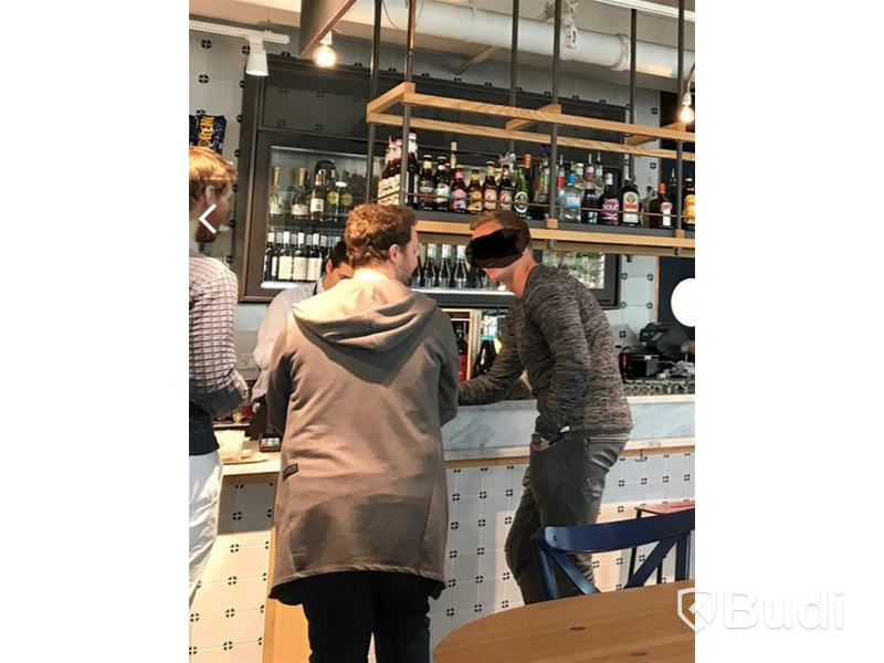 Väggkyl/vinkyl svensktillverkad av Smörgåsbord AB - väggmonterad - nypris 60 025 kr ex moms.