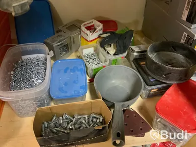 Fästelement plåtvinklar spik m.m. Skruvsortiment, blandade storlekar och modeller, skruv linjal m.m.