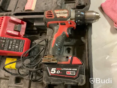 SKRUVDRAGARE. Milwaukee M18 BPP2D-402C Batteri och laddare i väska