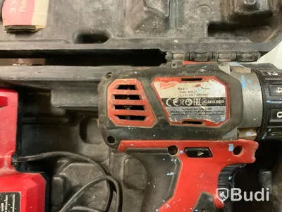 SKRUVDRAGARE. Milwaukee M18 BPP2D-402C Batteri och laddare i väska