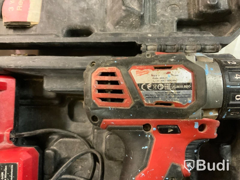 SKRUVDRAGARE. Milwaukee M18 BPP2D-402C Batteri och laddare i väska