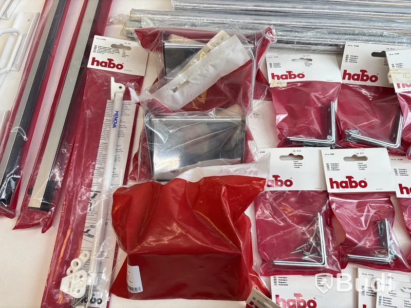 Parti med diverse karmventil, rörhållare, vinkeljärn och DP rör Habo och Elfa