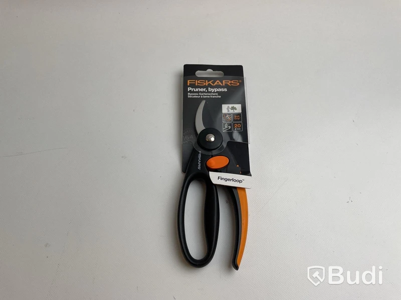 Parti med olika trädgårdsredskap från fiskars, Ord. pris inkl. moms: ca 4000 kr