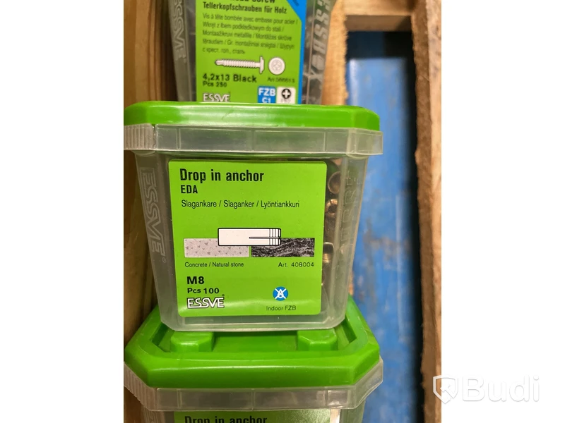Parti med skruv, spik, plug, bits och nittång. Essve, Ord. pris inkl. moms: ca 28000 kr