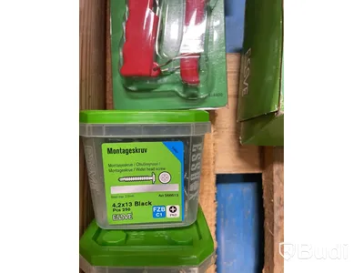 Parti med skruv, spik, plug, bits och nittång. Essve, Ord. pris inkl. moms: ca 28000 kr