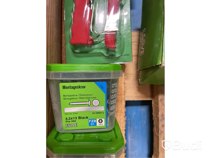 Parti med skruv, spik, plug, bits och nittång. Essve, Ord. pris inkl. moms: ca 28000 kr