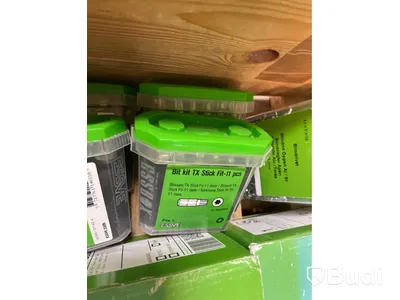 Parti med skruv, spik, plug, bits och nittång. Essve, Ord. pris inkl. moms: ca 28000 kr