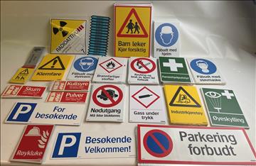 (NY) Parti med olika skyltar, varningskyltar och påbudsskyltar, Ord. pris inkl. moms: ca 20.000 kr