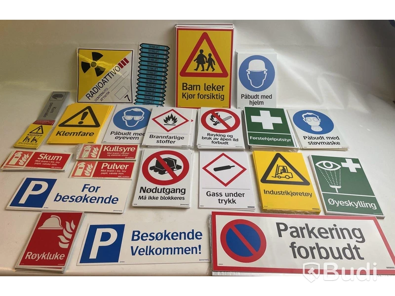 Parti med olika skyltar, varningskyltar och påbudsskyltar, Ord. pris inkl. moms: ca 20.000 kr