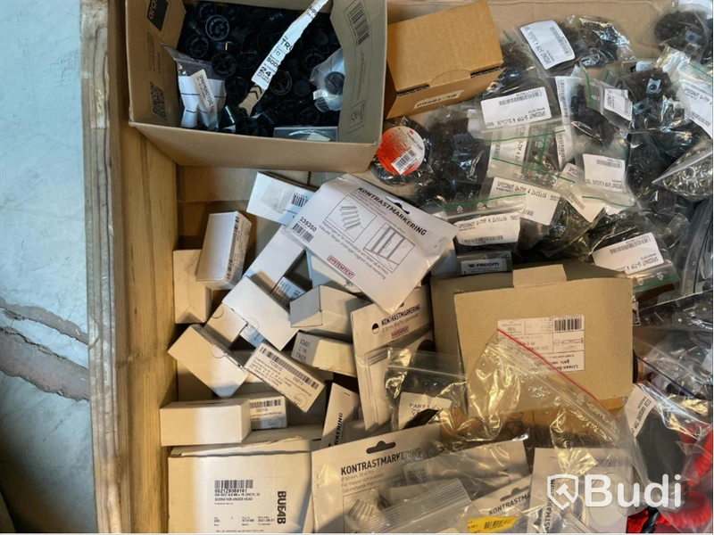 Fyndlåda. Parti med blandade produkter, Ord. pris inkl. moms: ca 30.000 kr