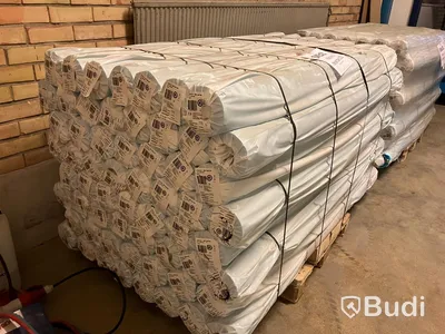 Parti med byggfolie Triofol. 60 st. rullar. 4x25 m. Tjocklek 0,2 mm. Totalt ord. pris inkl. moms: ca 90 000 kr.