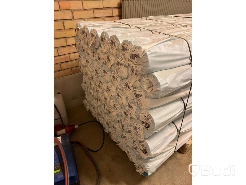 Parti med byggfolie Triofol. 60 st. rullar. 4x25 m. Tjocklek 0,2 mm. Totalt ord. pris inkl. moms: ca 90 000 kr.