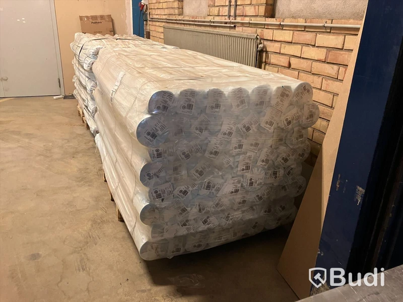 Parti med byggfolie Triofol. 60 st. rullar. 4x25 m. Tjocklek 0,2 mm. Totalt ord. pris inkl. moms: ca 90 000 kr.