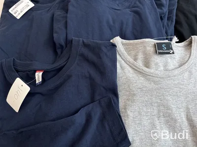 Parti med långärmade T-shirts i olika märken, modeller och storlek