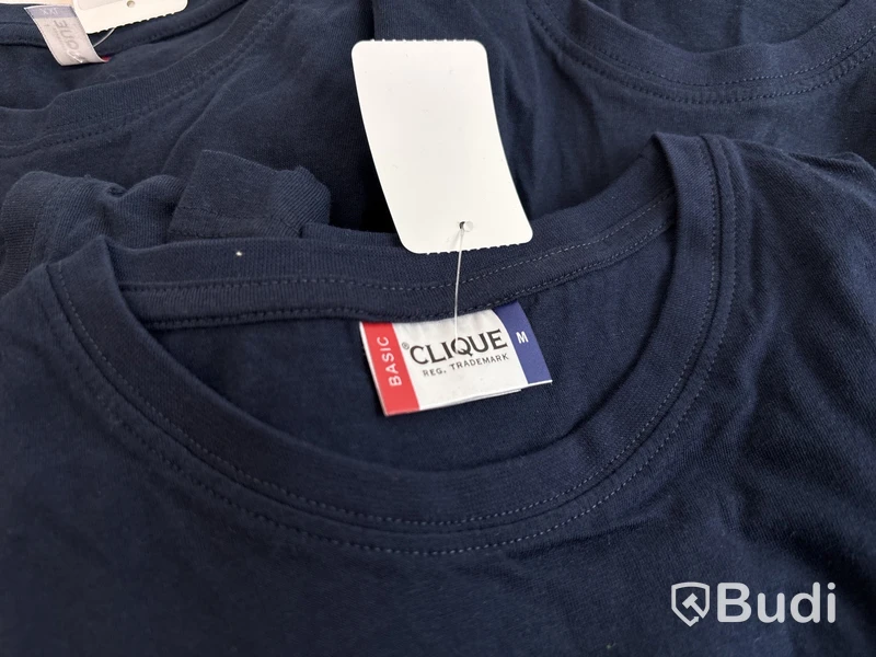Parti med långärmade T-shirts i olika märken, modeller och storlek