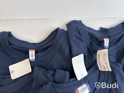 Parti med långärmade T-shirts i olika märken, modeller och storlek