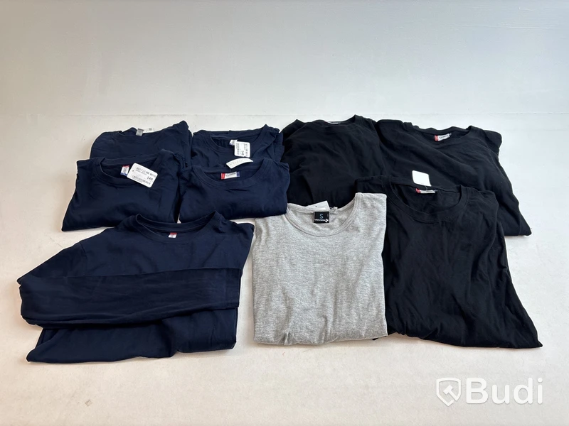 Parti med långärmade T-shirts i olika märken, modeller och storlek
