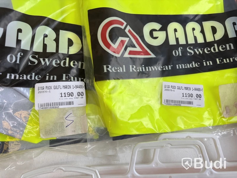 Parti med regnbyxor, olika märken, modeller och storlekar