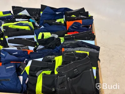 Parti med arbetsbyxor, varseldetaljer på byxbenen. Olika märken, modeller och storlekar